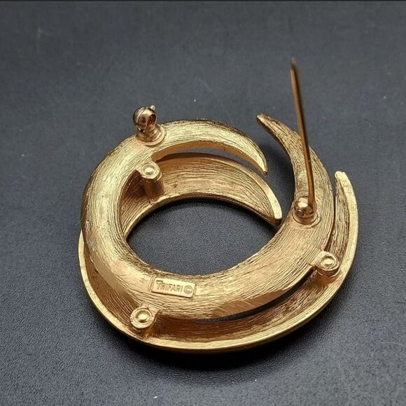 VINTAGE 1960'S CROWN TRIFARI SWRL BRUSHED GOLD PIN 1 7/8 EXCELLENT CONDITION - Picture 9 of 14